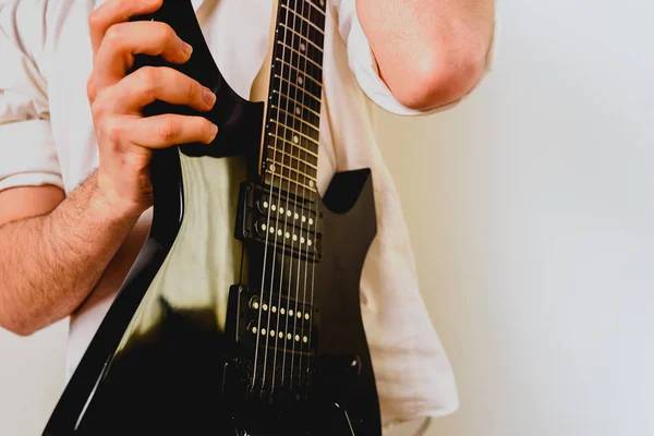 Κοντινό στα χέρια ενός κιθαρίστα που εκτελεί ένα τραγούδι ενώ πιέζει τα νήματα. — Φωτογραφία Αρχείου