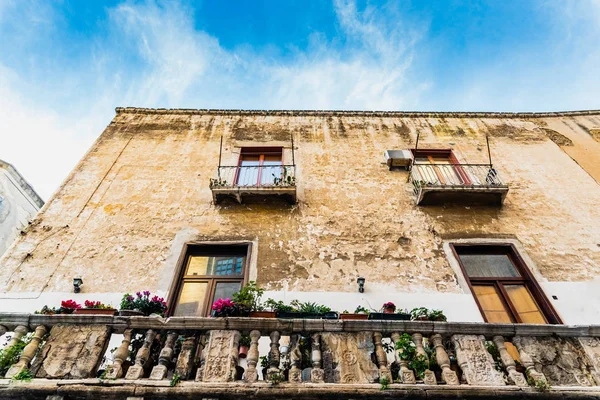 Callejuelas coloridas y antiguas de la turística ciudad italiana de Bari . — Foto de Stock