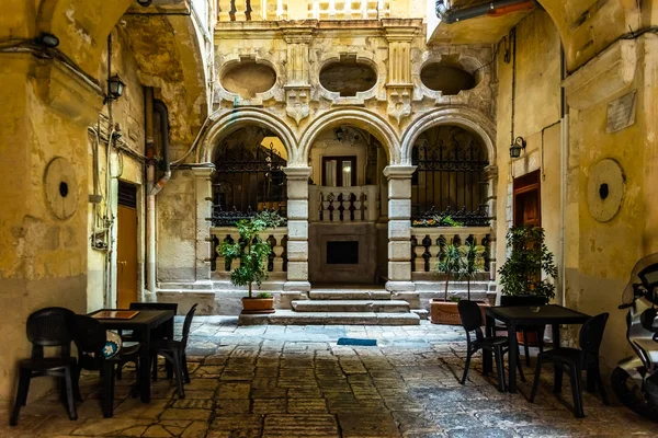 Όμορφα δρομάκια του Μπάρι, ιταλική μεσαιωνική πόλη. — Φωτογραφία Αρχείου