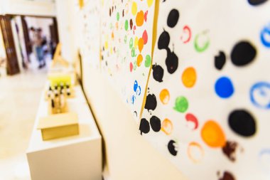 Valencia, İspanya - 4 Nisan 2019: El yapımı çizimler ch tarafından boyanmış