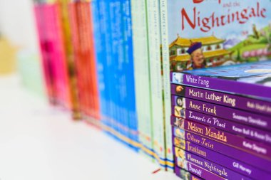 Valencia, İspanya - 4 Nisan 2019: Tarihi figürlerin kitapları exp