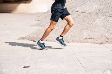 Spor eğitim kentsel ortamda çalışan adamla Runner