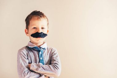 Çocuk beyaz izole bıyıklı.