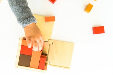 Çocuk elleri 3d ahşap bulmaca parçaları sığdırmak için öğrenme.