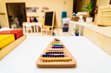 SC'de kullanılmak üzere farklı montessori eğitim materyalleri