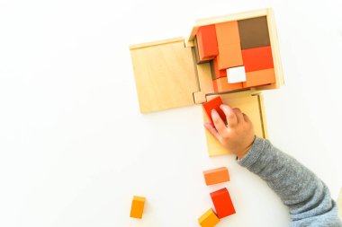 SC'de kullanılmak üzere farklı montessori eğitim materyalleri