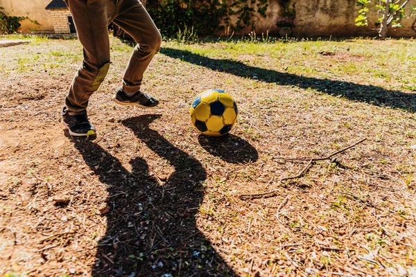 Valencia, İspanya - 4 Nisan 2019: Futbol topuntekmeleyen çocuk.