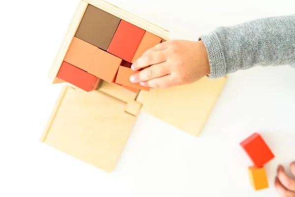 Las manos del niño usando un juguete educativo para su desarrollo cognitivo —  Fotos de Stock