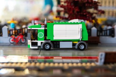 Valencia, İspanya - 13 Nisan 2019: Lego oyuncak, çöp toplama t