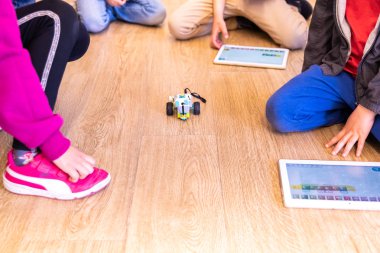 Valencia, İspanya - 13 Nisan 2019: Robot motorlu araç kullanan çocuklar