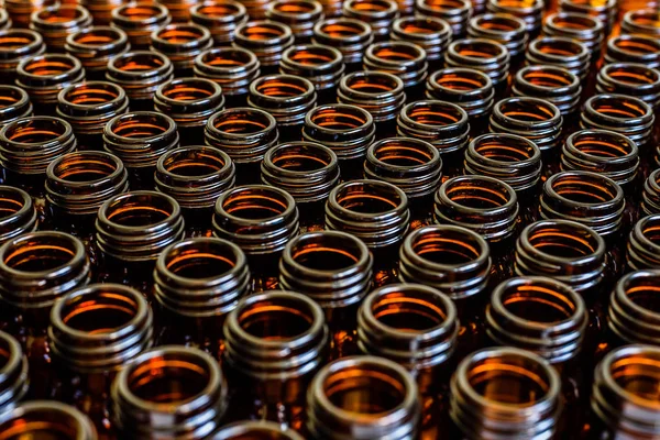 Veel glazen potten voor lege geneesmiddelen, geassorteerde op rij, chemisch — Stockfoto