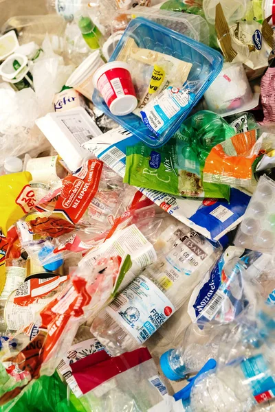 プラスチックゴミの山、環境を汚染する食品包装 — ストック写真