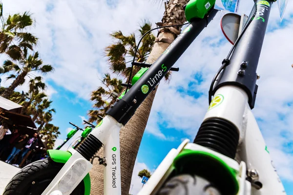 Valencia, Spanje-29 april 2019: groep elektrische scooters voor — Stockfoto