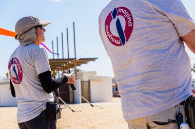 Valencia, İspanya - 12 Mayıs 2019: Flig sırasında uzman uçurtma pilotları