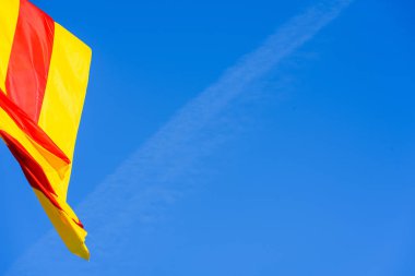 Katalonya bayrağı ve Valencia kırmızı ve sarı st ile sallayarak