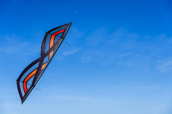 Acrobatic Stunt pipa voando no céu azul . — Fotografia de Stock