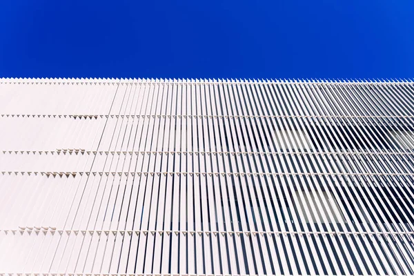 Parede com placas de metal branco e fundo céu azul e negativ — Fotografia de Stock