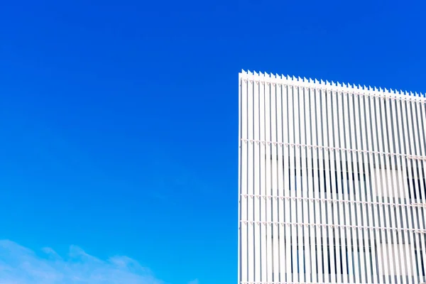 Pared con tableros de metal blanco y fondo azul cielo y negativ — Foto de Stock