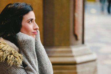 Şüphe ile düşünceli Olgun kadın portresi.