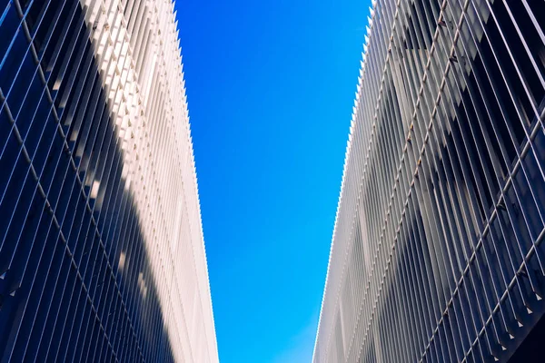 Cena com céu azul no centro e em cada lado bui simétrico — Fotografia de Stock