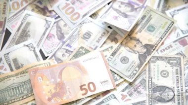  Euro faturaları Amerikan doları banknotları bir yığın kamera önünde düşen, ABD Avrupa ticaret savaşı