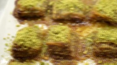  Baklava, geleneksel Arap keki, antep fıstığı ile, fırından taze bir tepsiye yerleştirilir