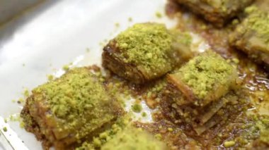  Baklava, geleneksel Arap keki, antep fıstığı ile, fırından taze bir tepsiye yerleştirilir