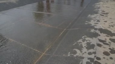Parkta su deresi üzerinde koşan çocuk