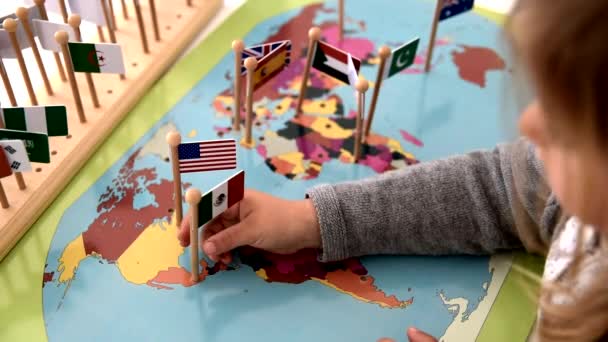 Montessori Haritasına Meksika Amerika Birleşik Devletleri Bayrakları Koyan Kız — Stok video