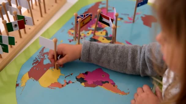 Niña Colocando Banderas México Estados Unidos Mapa Montessori — Vídeos de Stock