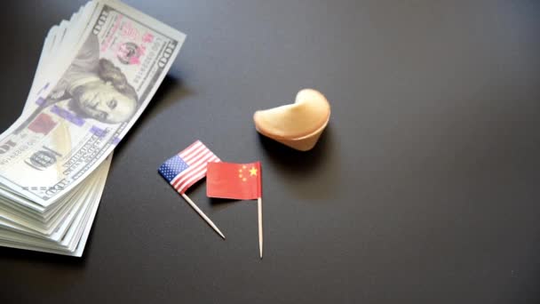 Commerciële Oorlog Tussen China Amerikaanse Bankbiljetten Vallende Onder Vlaggen — Stockvideo