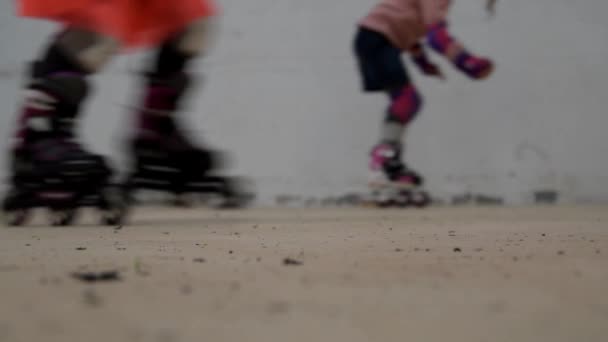 Chica Con Patines Línea Cae Suelo Pone Pie Personas Irreconocibles — Vídeos de Stock