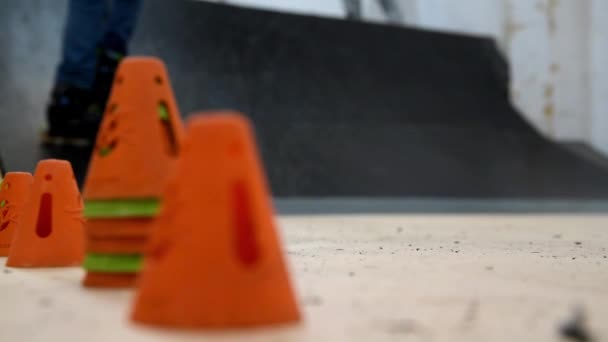 Niñas Patinadoras Clase Patinaje Línea Con Una Maestra Parque Patinaje — Vídeos de Stock