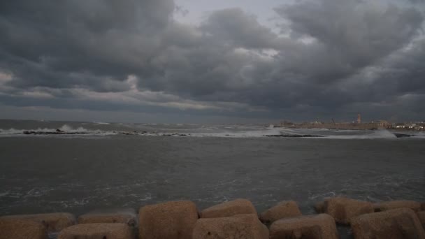 Viento Tormenta Costa Playa Ciudad Italiana Bari Con Mar Movido — Vídeo de stock