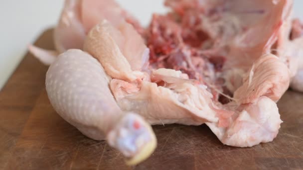 Gros Plan Boucher Coupant Pilon Poulet Sur Une Planche Bois — Video