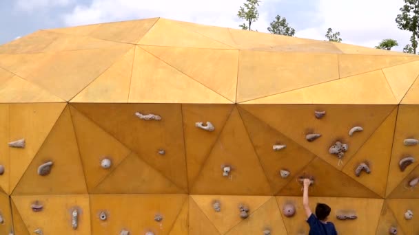 Valencia España Abril 2019 Escalador Infantil Una Pared Escalada Aire — Vídeo de stock