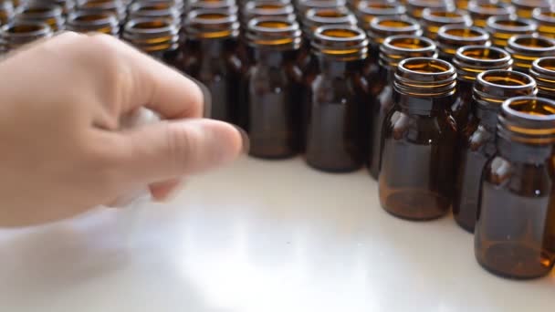 Läkarens hand kastar en handfull piller framför kameran — Stockvideo