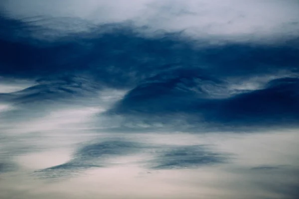 Hemelachtergrond met nieuwsgierig vormen wolken. — Stockfoto