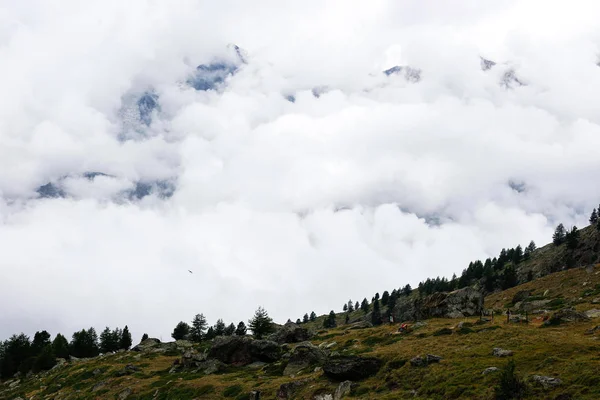 Cena alpina com nuvens entre as montanhas . — Fotografia de Stock