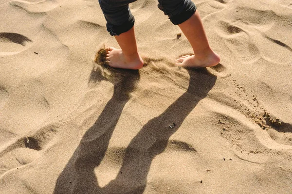 Pés de menino andando na areia da praia . — Fotografia de Stock