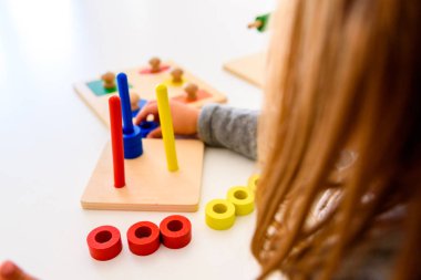 Montessori alternatif eğitim pedagoji özel malzemeler bir