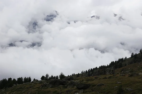Альпийская сцена с облаками среди гор . — стоковое фото