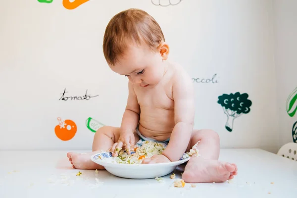 El destete dirigido por bebés es un método complementario de alimentación en el que — Foto de Stock