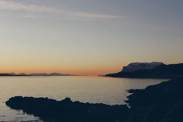 ノルウェー北海の夕日、真夜中の太陽、フィルム穀物の付け加え — ストック写真