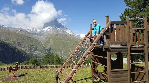 Enfants jouant dans le parc d'attractions Wolli, Sunnegga Suisse, est — Photo