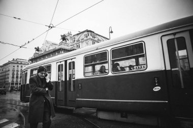 Viyana, Avusturya - 3 Nisan 2013: İşadamı cep telefonuyla konuşuyor