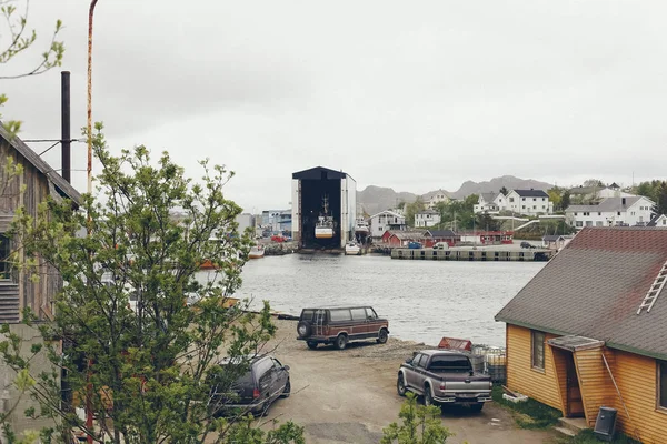 Nusfjord, Noorwegen-28 mei 2015: industriële haven van een noordelijk N — Stockfoto