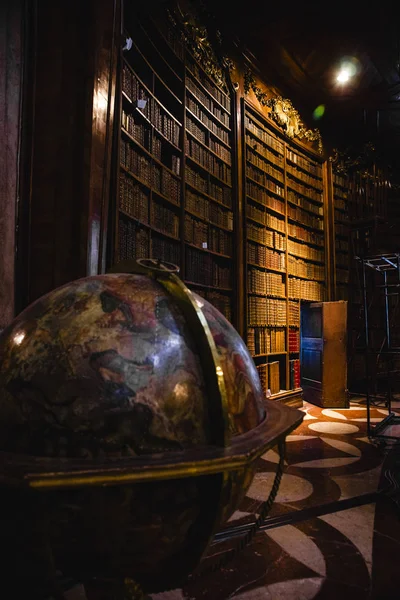 Budapest, Hungría - 1 de abril de 2013: Antigua biblioteca repleta de — Foto de Stock