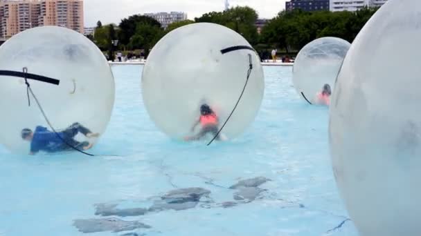 水の上を歩くために透明な膨脹可能なボールで遊ぶ少年 — ストック動画