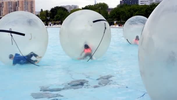 Ragazzo Che Gioca Sulla Palla Gonfiabile Trasparente Camminare Sull Acqua — Video Stock